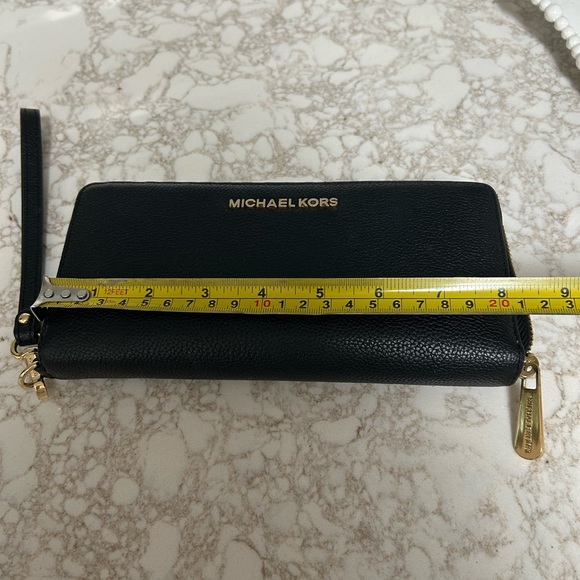 Michael Kor ladies black zip wallet. New WOT. Beautiful wallet with hand strap. - Picture 10 of 15
